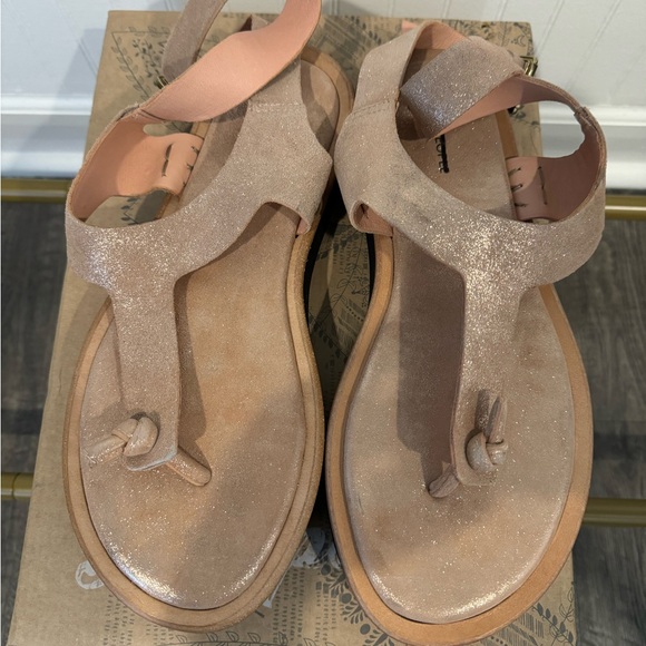 Stylish Tan Platform Sandals - Picture 4 of 6